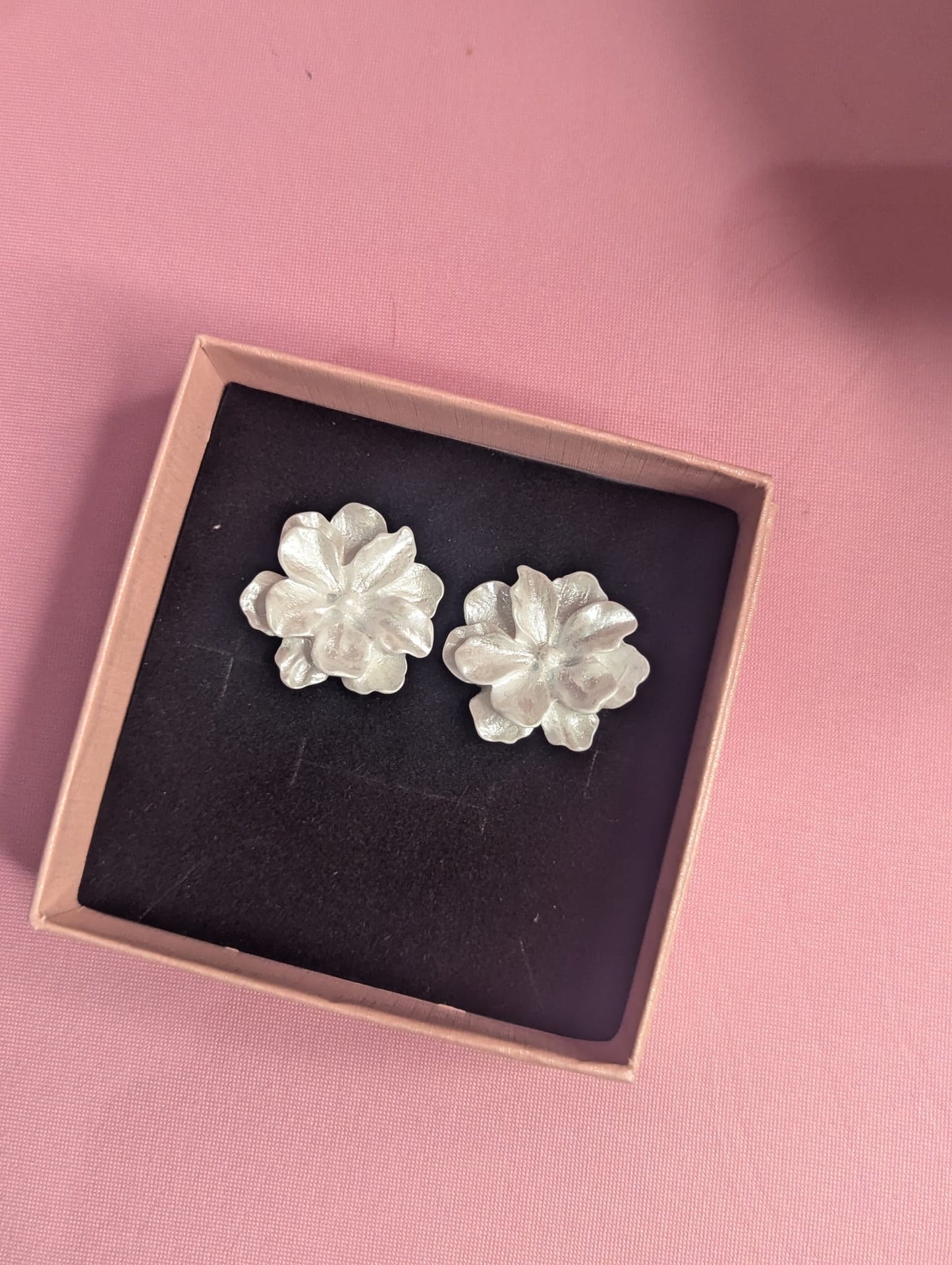 Flower stud earings